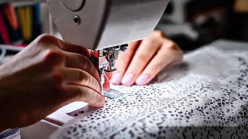Máquina de coser crea delicados detalles