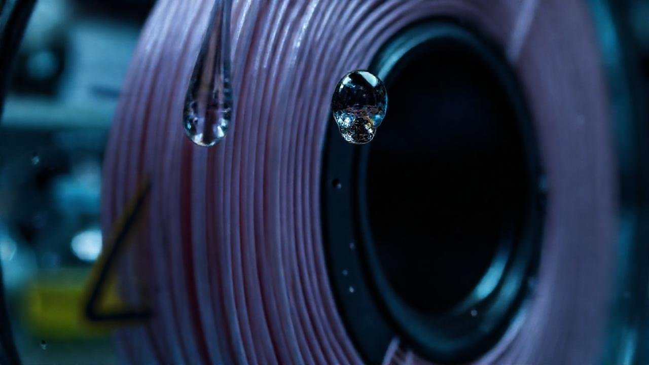 Filamento alterado en laboratorio científico oscuro