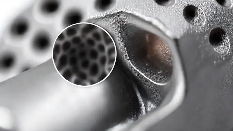 Detalle microscópico de una pieza metálica
