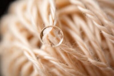 Hilos delicados emergen en luz suave