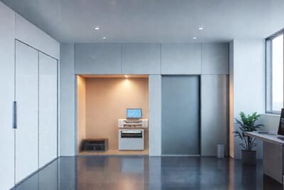 Casa moderna con seguridad tecnológica y arte digital