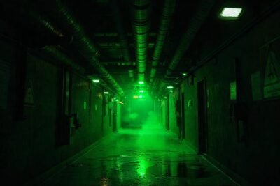 Un pasillo oscuro y peligroso emite brillo