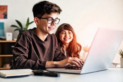 Un joven diseñador encuentra oportunidades digitales brillantes